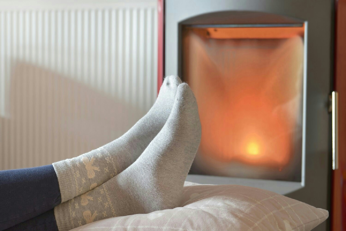 Senza riscaldamenti fissi né pellet: il caminetto portatile conquista le case italiane